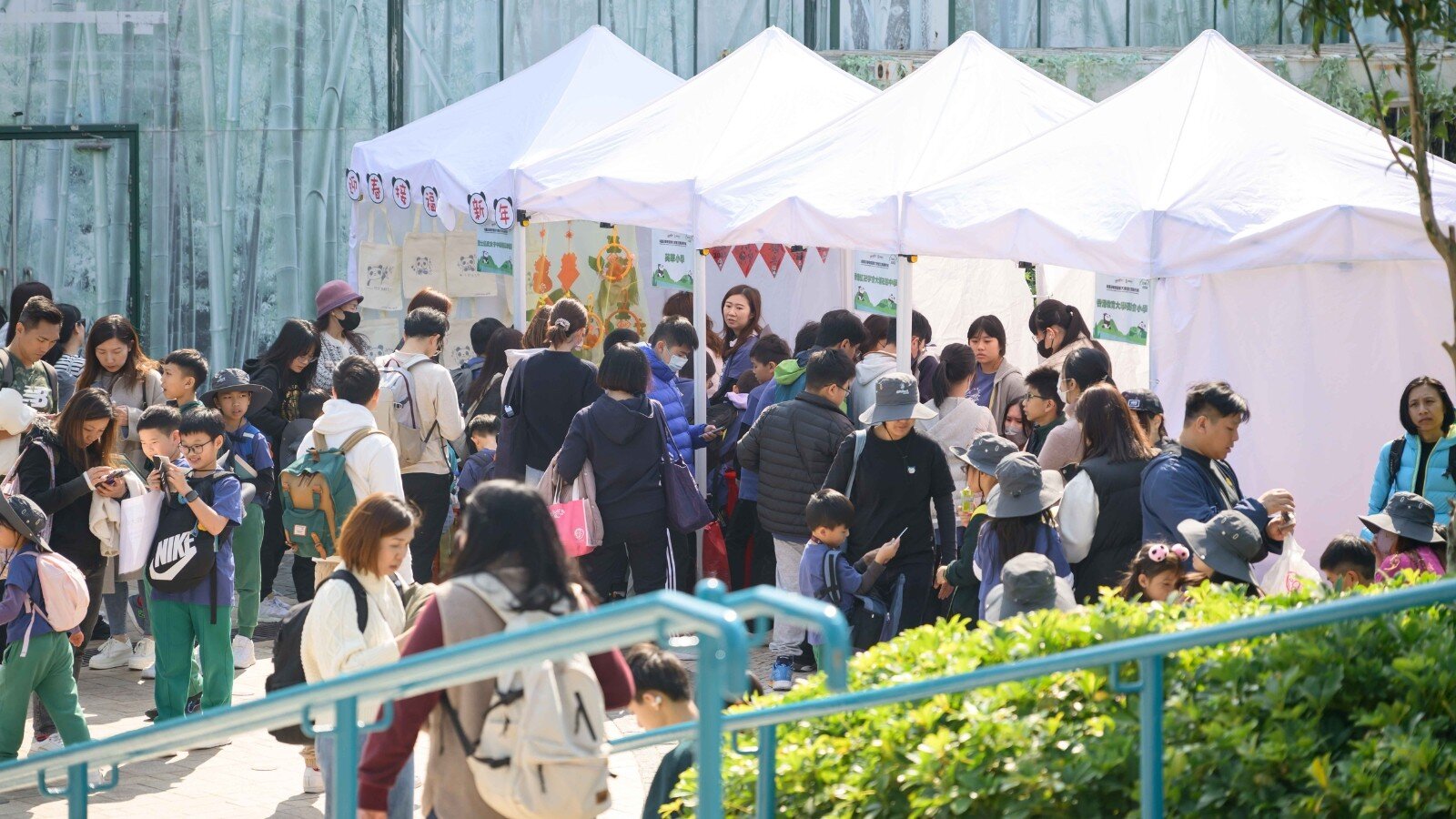 本地農墟<br/><br/>對象：入選學校<br/>時間：10:30 - 18:30 <br/>地點：海洋公園海洋廣場